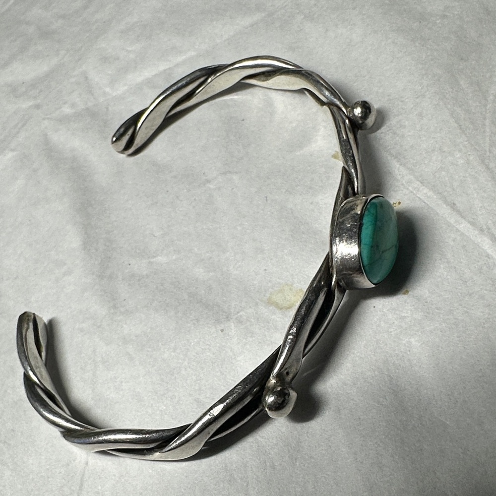 Vintage southwestern style Silver and Turquoise Women's Bracelet - Picture 2 of 8